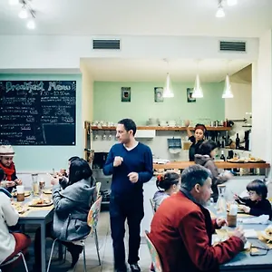  Hostal The Beehive